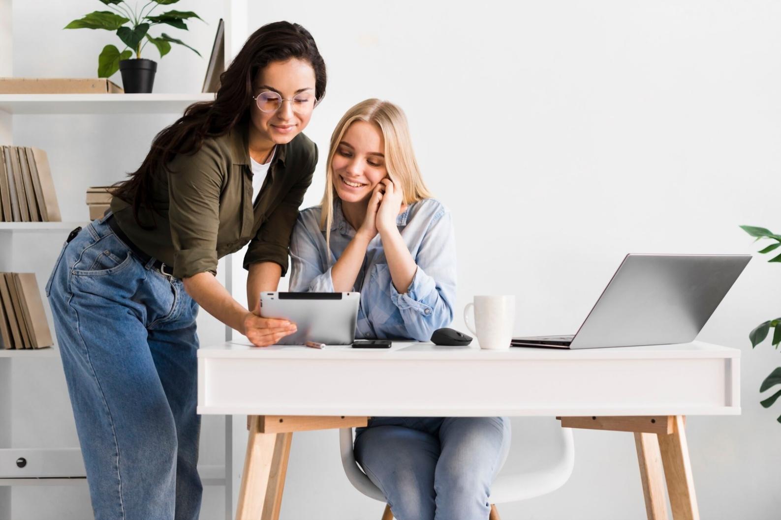 Estudiante aplicando conceptos financieros en su presupuesto personal